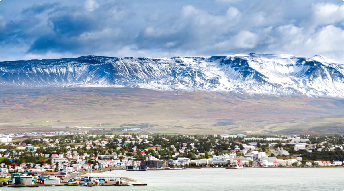 Onze autoverhuurservices bieden een gevarieerde selectie van voertuigen in Akureyri.